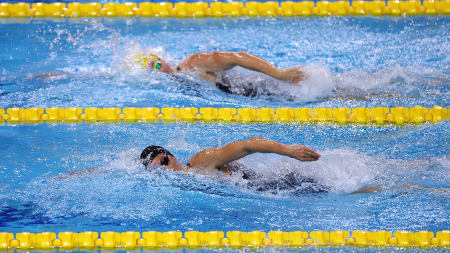 Atleti durante una scena di competizione su pista