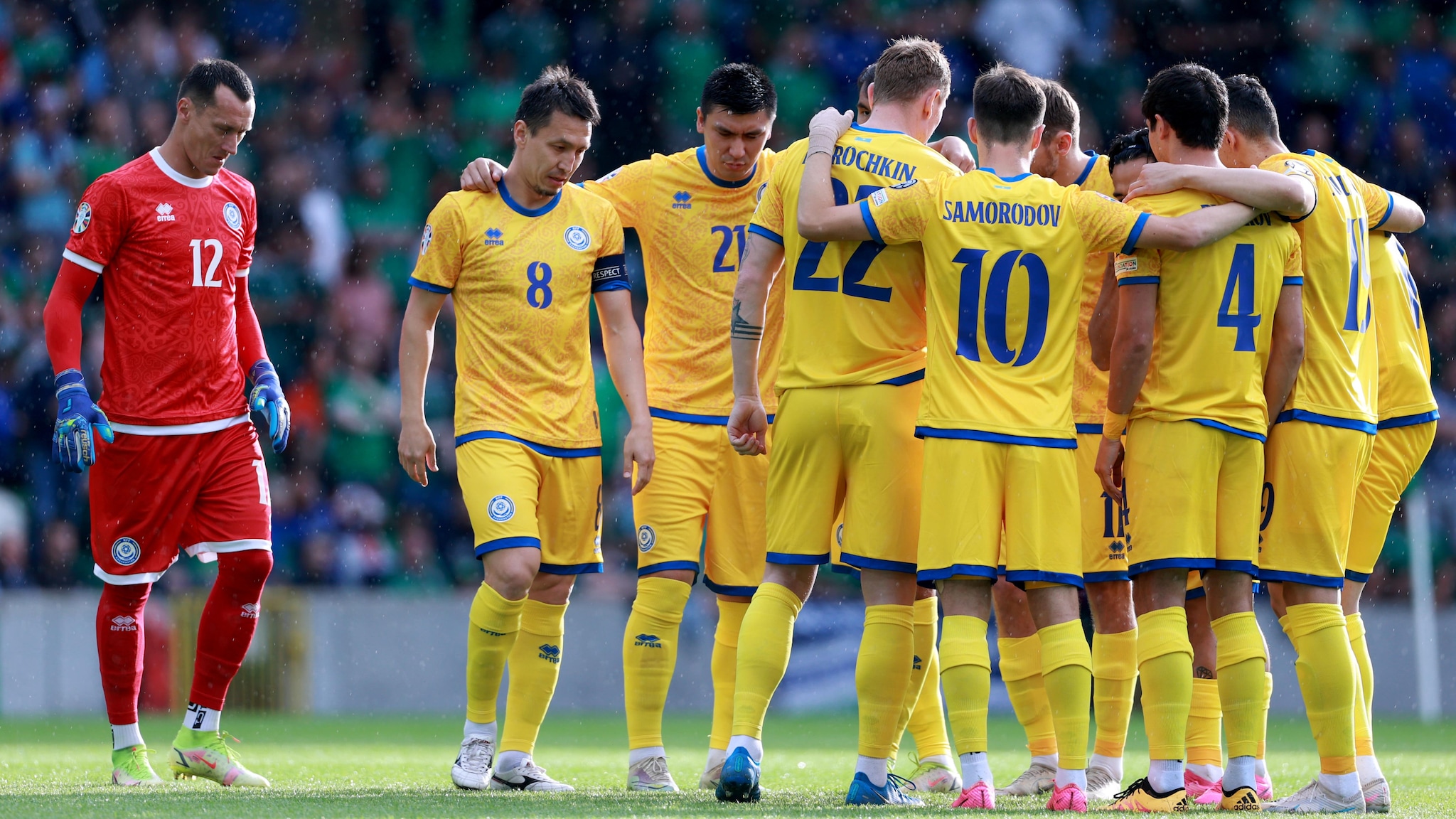 Partita di calcio in uno stadio pieno di atmosfera